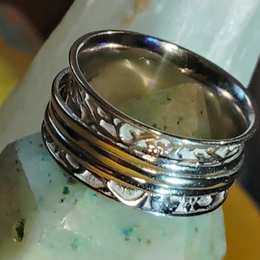 STYLISH STERLING SILVER SPINNER BAND RING,  WITH INTRICATE DESIGN. SIZE 6